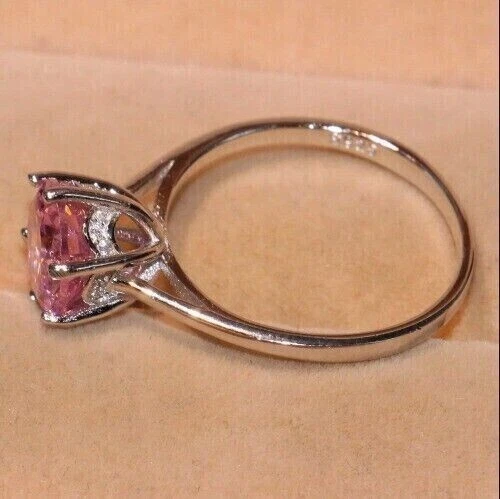 Anillo de boda para mujer enchapado en oro blanco de 14 quilates con diamantes rubí rosa de 2 quilates creado en laboratorio Foto 2 de 4