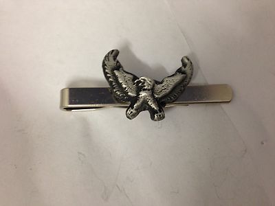 Aufgebreiteter Adler E4556 englisches Zinn Emblem auf einer Krawattenklammer (Folie)