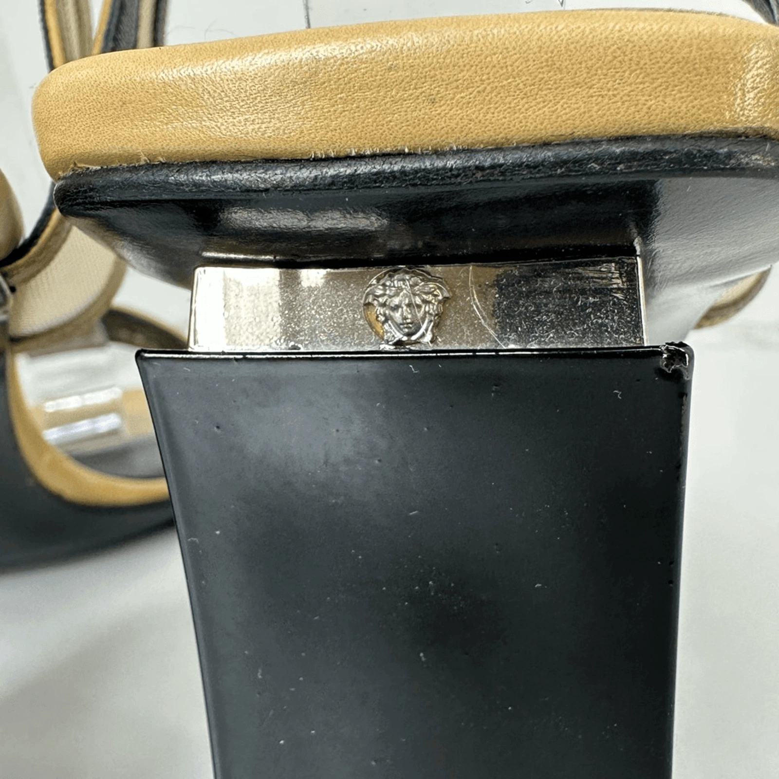 Vintage anni 90 GIANNI VERSACE medaglione tacco punta quadrata pelle marrone taglia 38 5