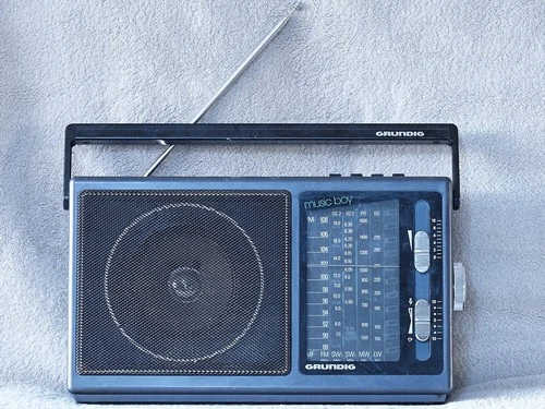 VINTAGE GRUNDIG MUSIC BOY 165A FM/AM/SW AC/DC TRANSISTOR RADIO