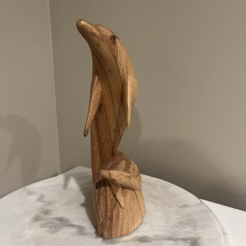 Exhibición de escultura de coral tallada en madera de delfín decoración de arte tallada a mano vida marina Foto 2 de 4