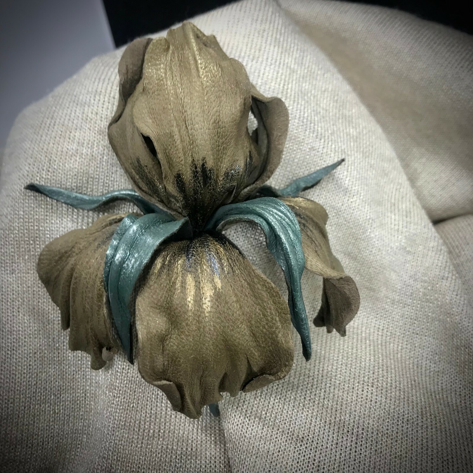 Broche Iris en cuir naturel accessoire bohème chic pour sublimer un manteau femme