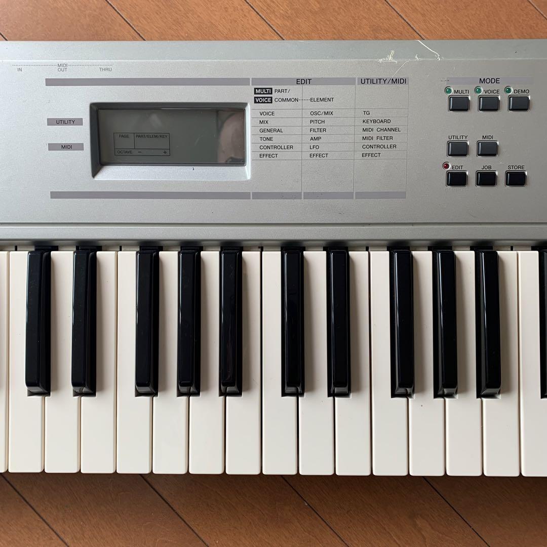 YAMAHA S03 Music 61 Keyboard Synthesizer Silver keyboard