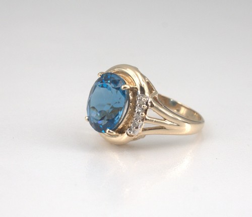 10K Yellow Gold Ring Oval Blue Topaz Diamond Accents Size 7.5 - 7.75 - Picture 2 of 7