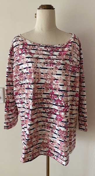 As New Capture Beautiful  Floral Stretch Tee Top Size 22