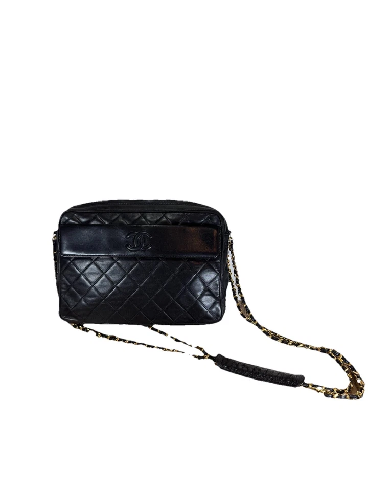 Bolso para cámara CC de colección matelasse de piel de cordero negro Chanel doble correas doradas de 24K borla Foto 2 de 4