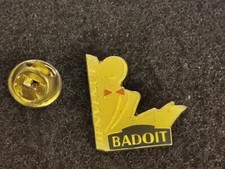 Pin's Badoit Bienvenue Serveur Boisson Drink Eau Water - L23