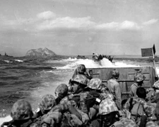 U.S. Marines on their way to Iwo Jima 8x10 WWII Photo WW2 Pitcher 833