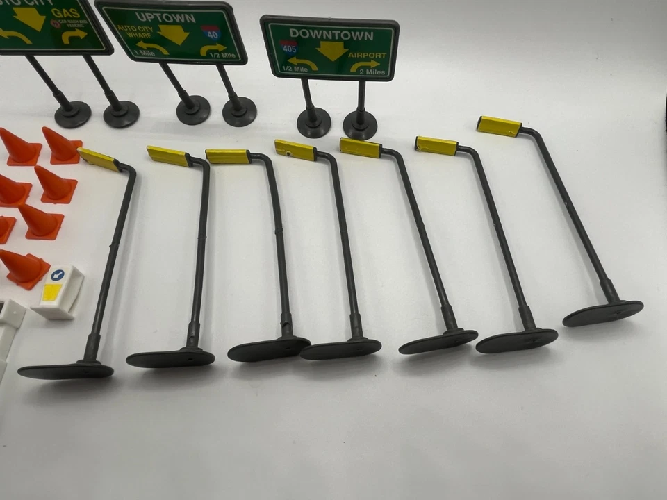 Hot Wheels Auto City Garage Parts 1995 lote de 21 piezas lámparas, letreros, conos, gasolina Foto 4 de 4