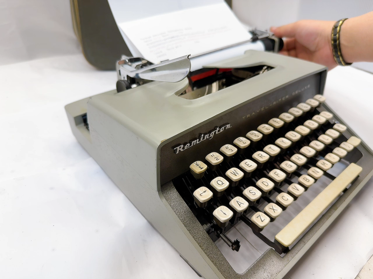 完動品 Remington TRAVEL-RITER DELUXEタイプライター 1968 Remington Travel-Riter DeLuxe on the Typewriter Database