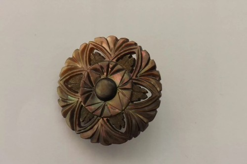 VINTAGE MOTHER OF PEARL BUTTON PRETTY FLOWER DESIGN 3cm (1440) - Picture 2 of 3
