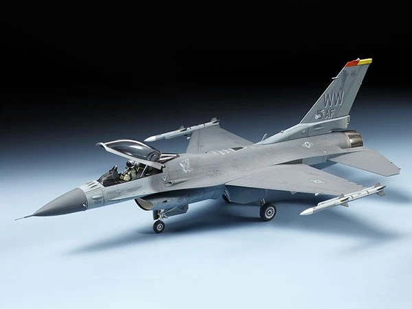 Tamiya F16CJ (BLOCK 50) fighting falcon w/full equipment scala 1:72 cod.60788 - Immagine 3 di 4