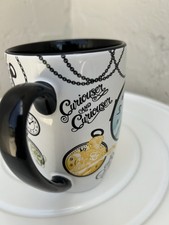 Taza de café "Más allá del espejo" Alicia a través del espejo de Disney Store.