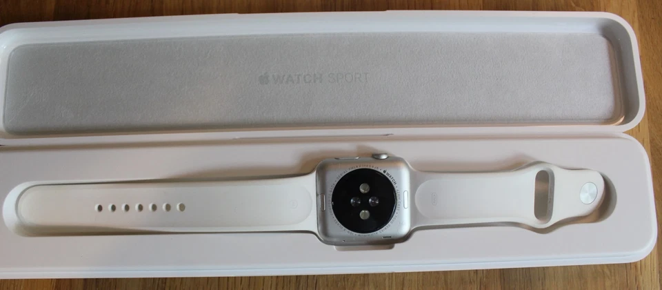 Apple Watch Aluminium. Series 7000 White Sport Band  - Image 2 of 4