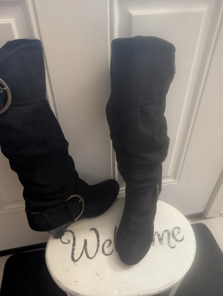 Botas para mujer Naughty Monkey negras curadas con hebilla Foto 3 de 4