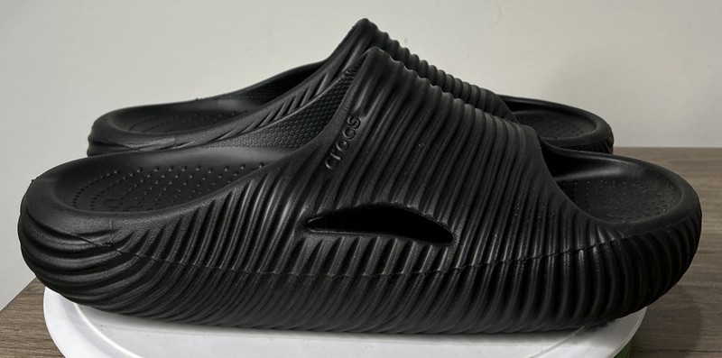 Mellow Tide Recovery Crocs / Croc Slides Wavy Texture Black M10 W12 Unisex