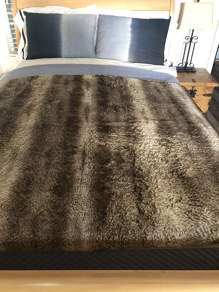 Cobertor Pottery Barn marrom bege listras de pele sintética costas de veludo 48x64" - Imagem 4 de 4