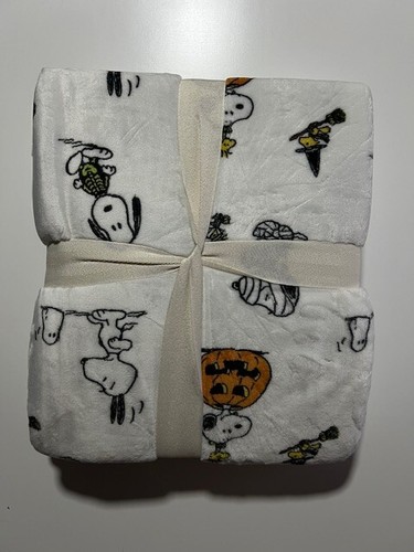 Berkshire Blanket Throw Peanuts Snoopy Halloween Mummy Skeleton TWIN 6o x 90in - Picture 3 of 5