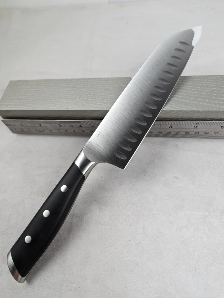 Cuchillo Santoku TODO REVESTIDO 7", FORJADO ALEMÁN Acero Inoxidable, Mango TRIPLE REMACHE Foto 2 de 4