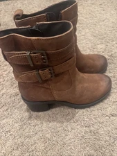 VINTAGE FOUNDRY CO. Women’s Charmaine Buckle Leather Brown Bootie US8