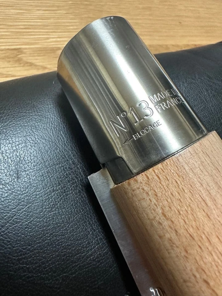 Cuchillo Plegable Opinel Nº13 Acero Inoxidable Mango de Haya con Estuche de Cuero 12 pulgadas Foto 3 de 4