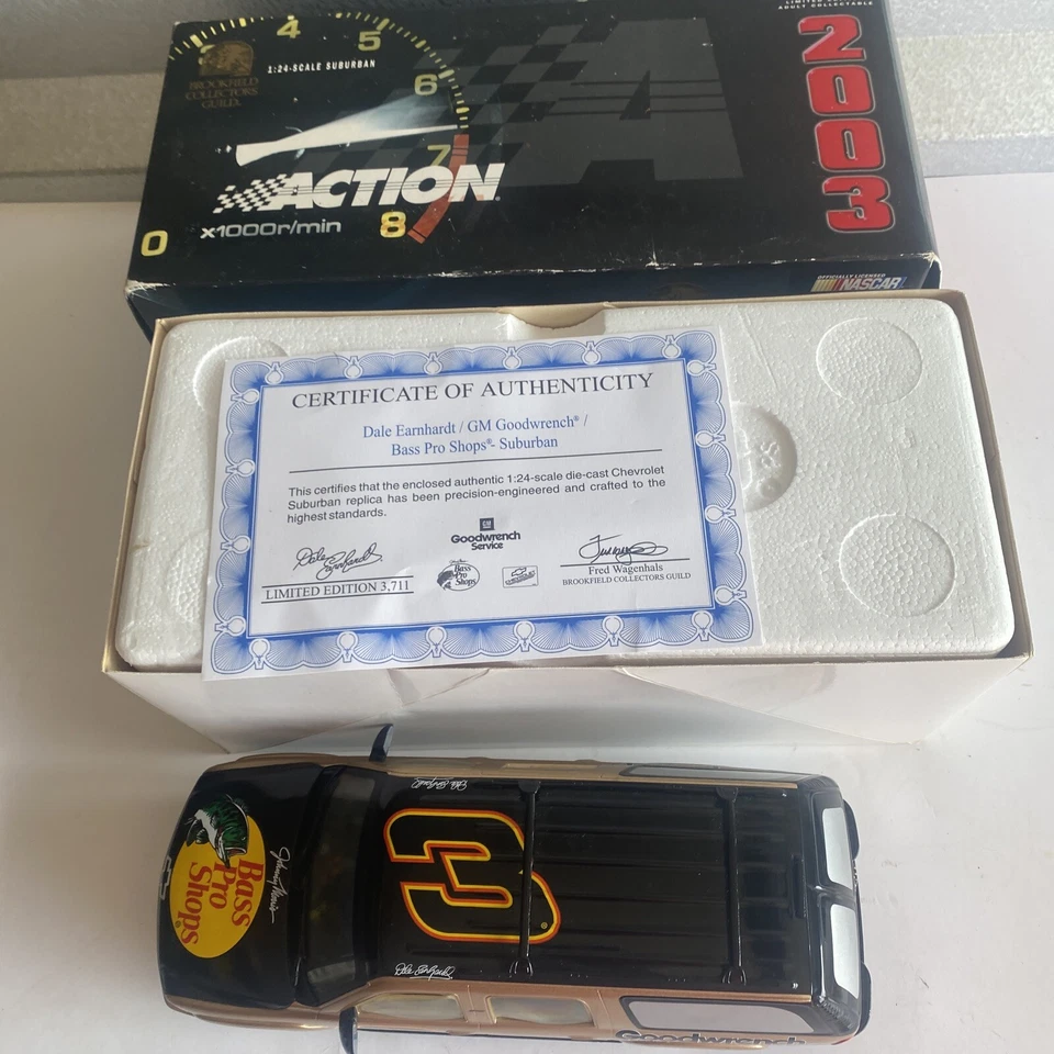 Dale Earnhardt #3 BASS PRO SHOPS/GOODWRENCH 2003 NASCAR DieCast Suburban Foto 3 de 4