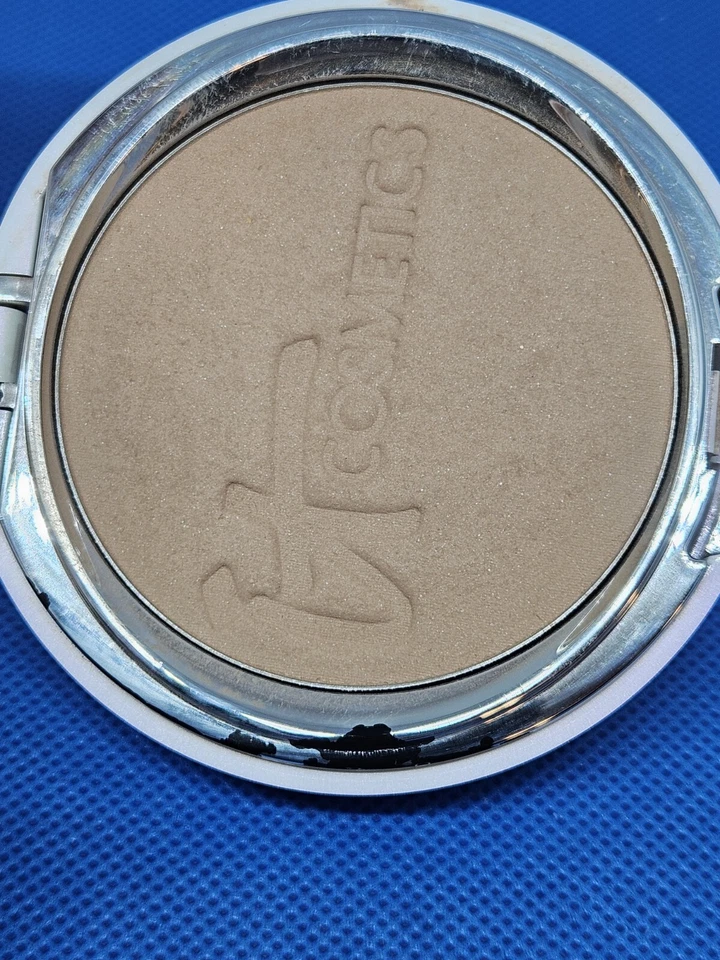 it Cosmetics Celebration Illumination Foundation TAN 0.30oz (SLIGHT FLAW) - Image 2 of 4