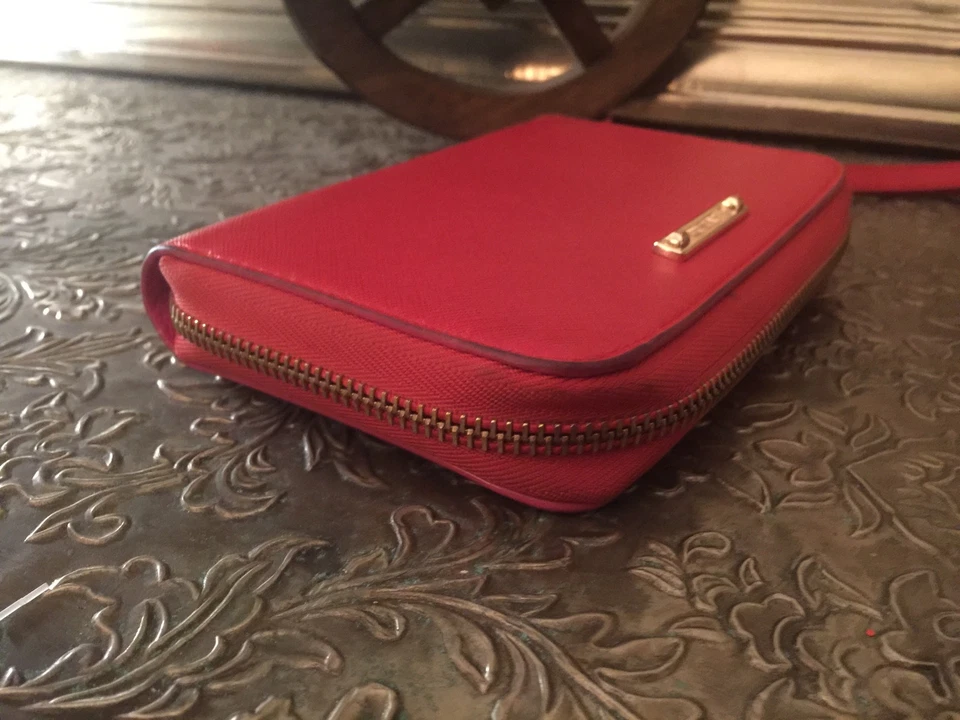 Cartera Stella & Dot Chelsea Tech roja con ribete rosa muñeca cremallera alrededor Foto 4 de 4