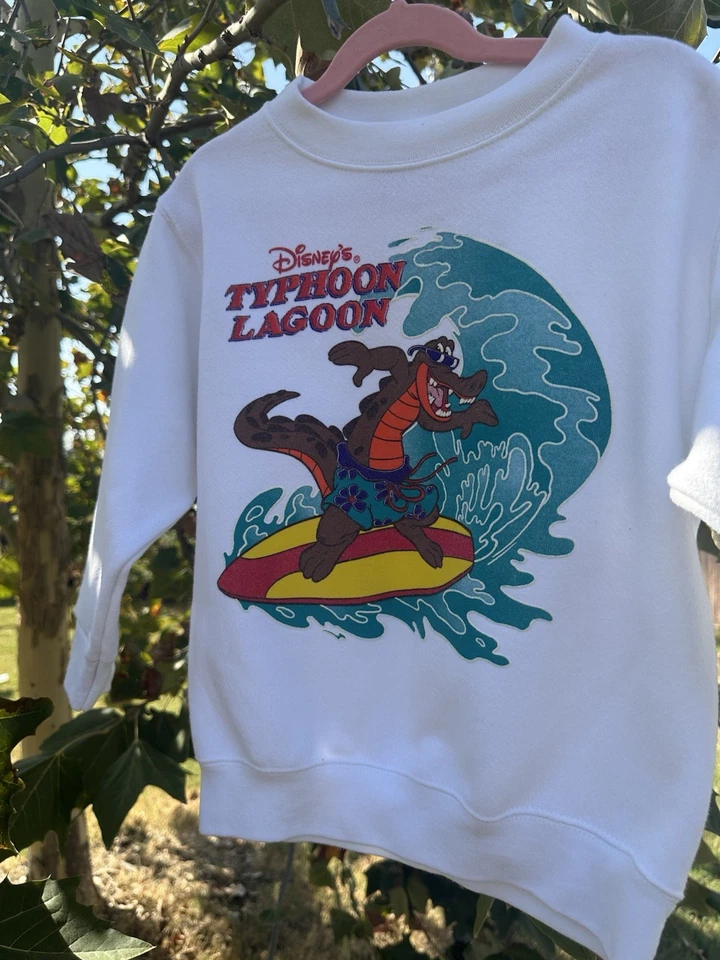 90 Sudadera De Colección Rara Disney Mickey Typhoon Lagoon Cuello Redondo XS 4/5 Niños Pequeños Foto 3 de 4
