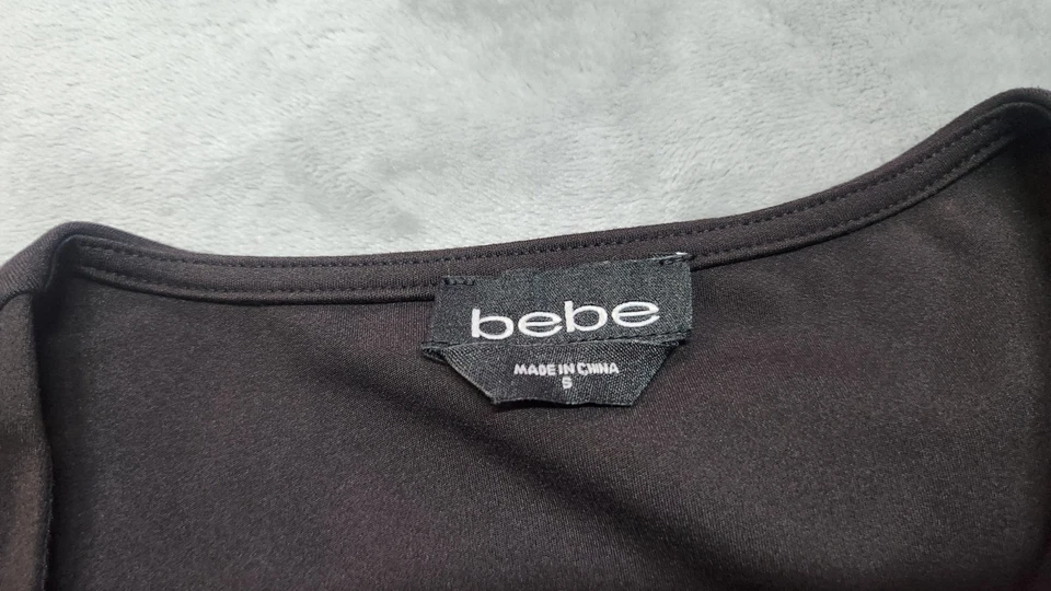 Blusa BEBE Para Mujer Pequeña Estrás Negra Cuello Abierto Corte Frontal Top Camisa Foto 3 de 4