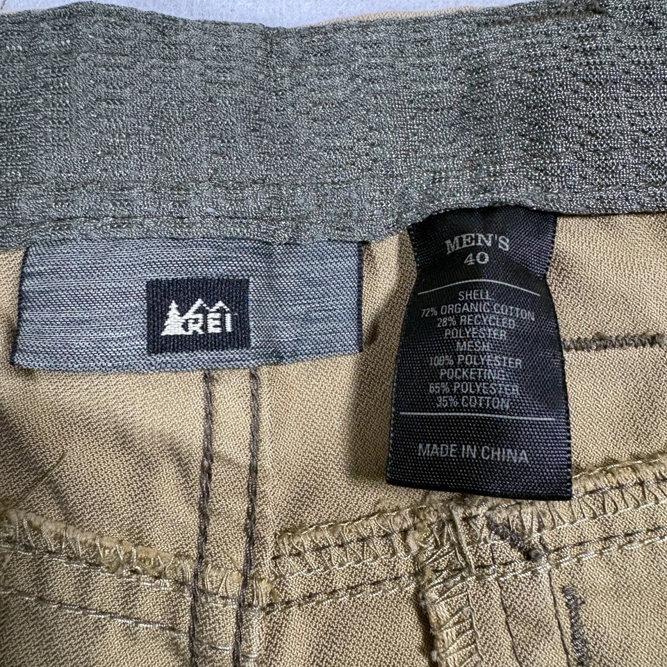 Shorts REI Cargo Masculino 40 Cáqui Algodão Orgânico Reciclado Utilitário para Caminhadas ao Ar Livre - Imagem 2 de 4