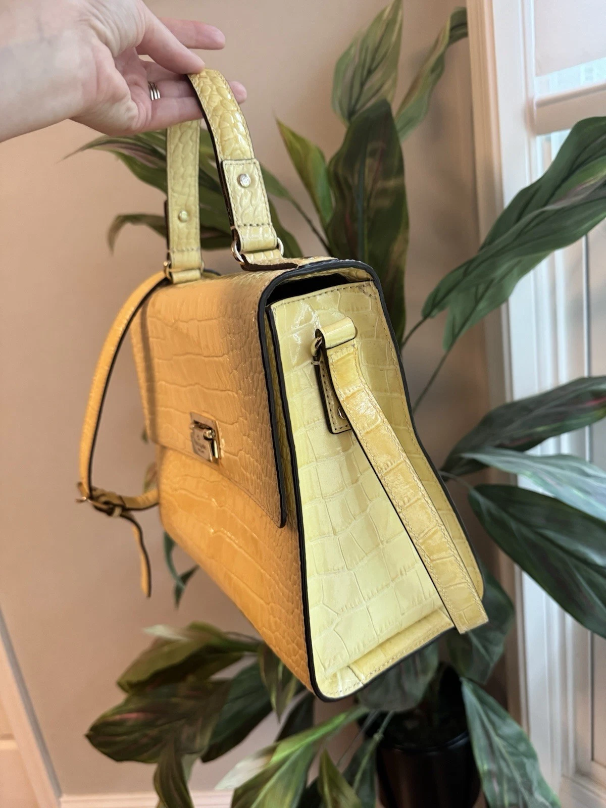 Borsa a tracolla Kate Spade giallo chiaro Knightsbridge Doris Croc in pelle goffrata