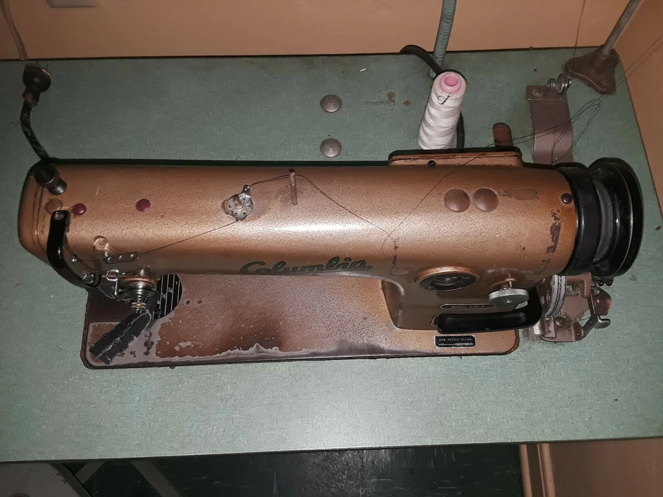 Máquina de coser COLUMBIA 430-2, 115 voltios, 60 Hz. Foto 3 de 4