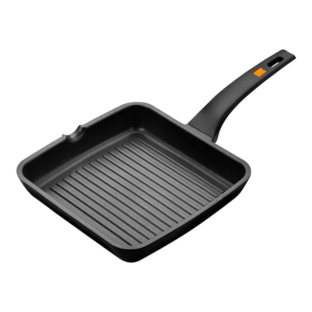 Utensili neri in metallo per la cottura