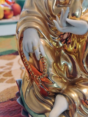 Vintage Kuan Yin Goddess of Mercy, Gold Gilt Porcelain Statue - Picture 10 of 10
