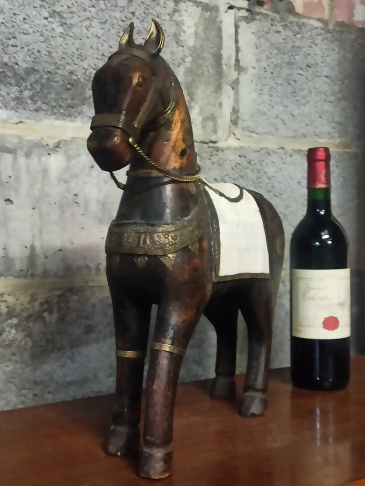 Cheval ancien en bois sculpté et harnachement bronze et corne - Photo 4/4