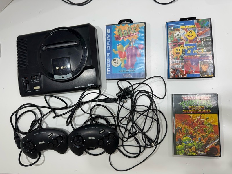 Sega Mega Drive Console And Controllers & Free Games No power Supply Read Desc
