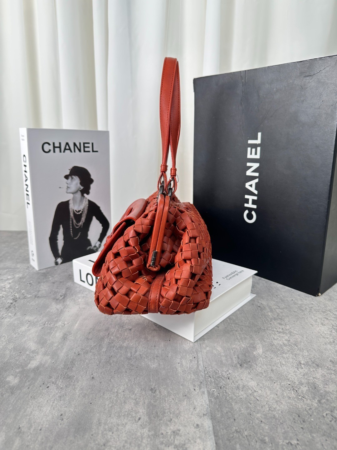 BOTTEGA VENETA Intrecciato Kiss Lock Leather Handbag thumbnail 5