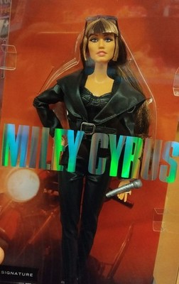 Miley Cyrus Signature Modepuppe schwarzes Outfit + Sonnenbrille, OVP ungeöffnet