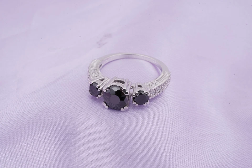 Anillo de banda de ónix negro creado en laboratorio de corte redondo de 1 quilate para mujer enchapado en oro blanco de 14 quilates Foto 2 de 4