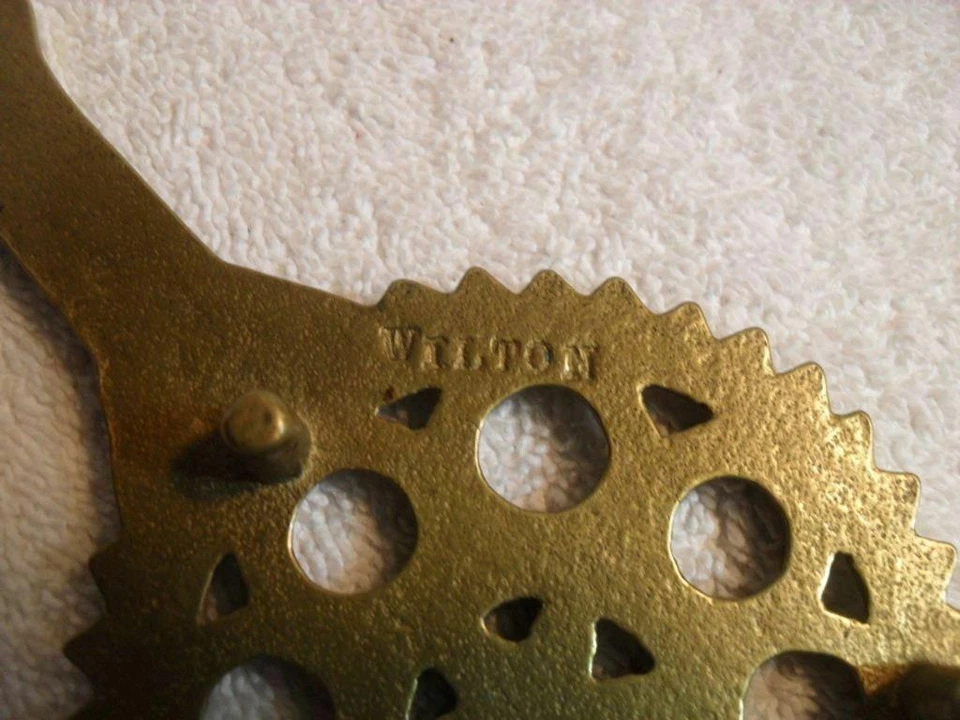 Mini soporte para olla trivet de latón fundido Wilton de colección Foto 3 de 3