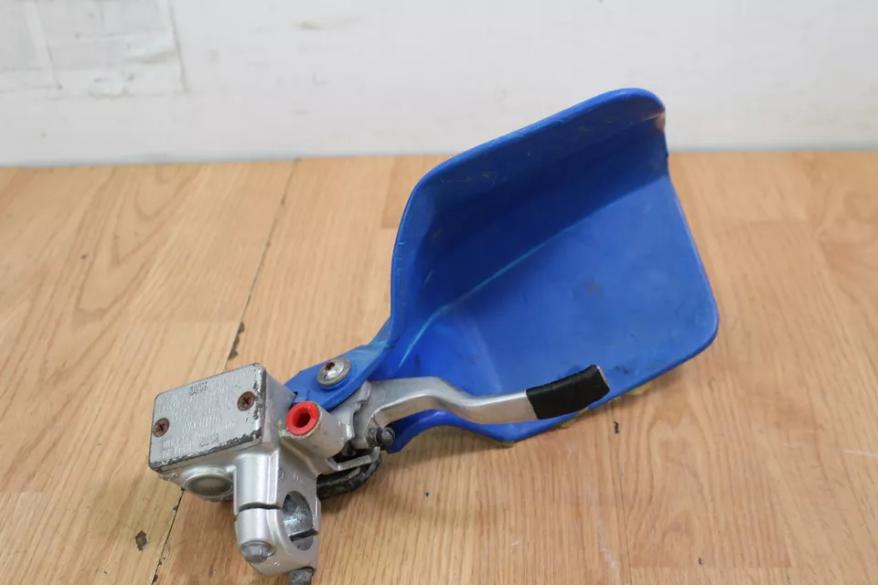 Главный цилиндр переднего тормоза 1994 SUZUKI DR350SE с рычагом и ручной защитой - Изображение 4 из 4