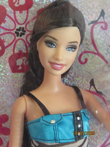 NRFB 2007 Poupée BARBIE RAQUELLE FASHION FEVER Satin Safari Rare L9542 - Foto 2 di 7