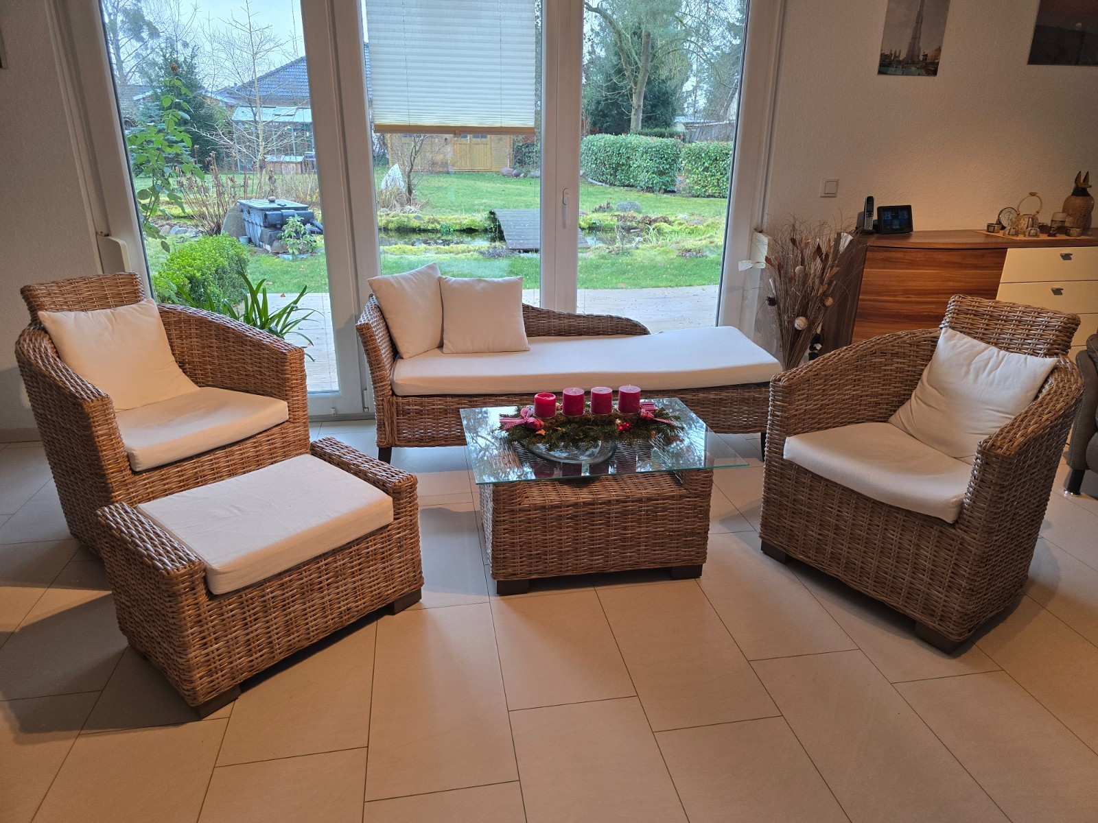 Gemütliche Sitzecke aus Rattan für den Innenbereich