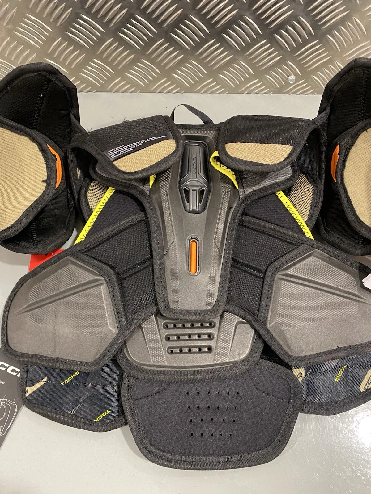 CCM Tacks AS-V Pro Shoulder Pads Junior Size Medium Brand New 11
