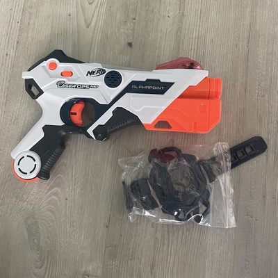 NERF Laser Ops Pro Alphapoint Laserblaster mit Armband/Receiver, Zubehör