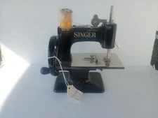 THE SINGER MANUFACTURING CO. VINTAGE MINIATURE SEWING MACHINE 20
