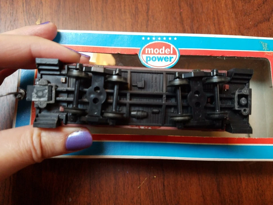 Model Power Wood Caboose 9147 Canadian Pacific kadee coupler new - Image 2 of 4