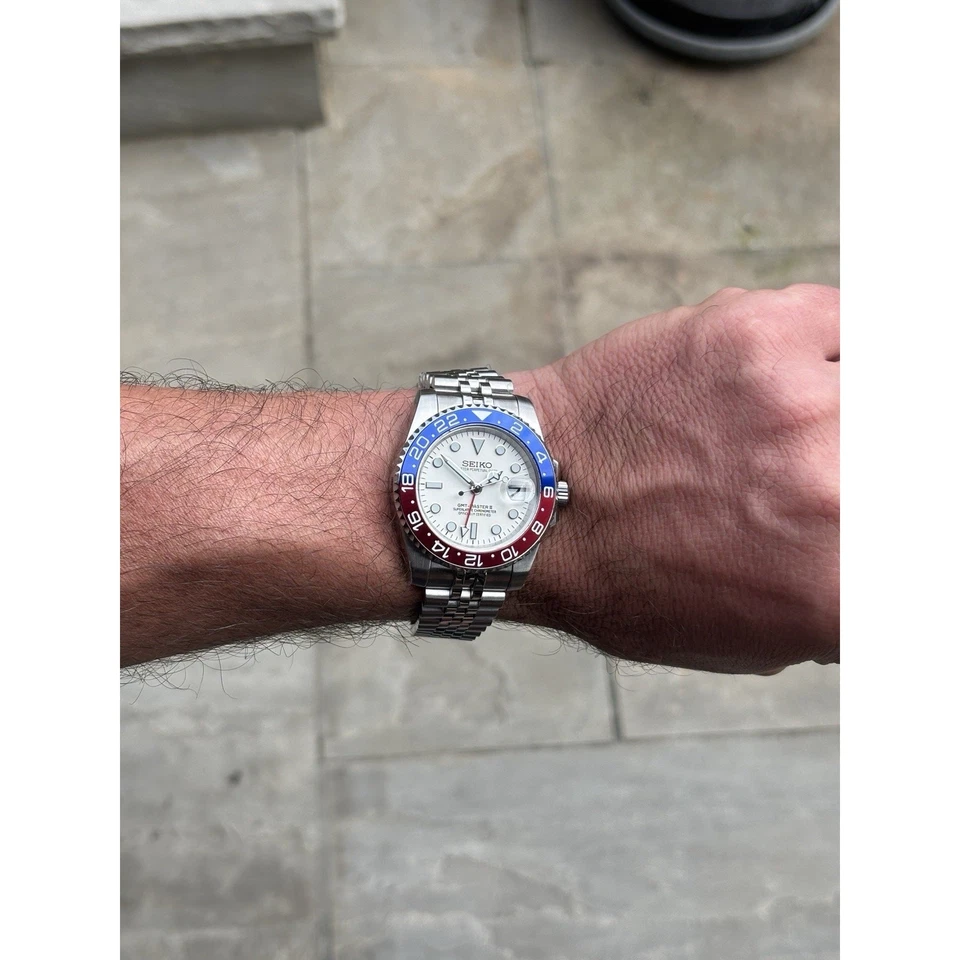 Reloj Seiko NH34 Automático GMT MOD 40mm Esfera Blanca Rojo Azul Bisel Acero 5ATM Foto 3 de 4