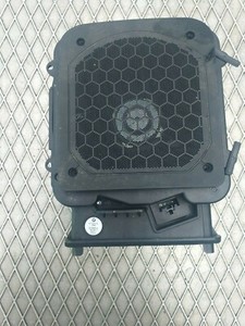 BMW X1 F48 XDRIVE20D 2018 FAHRERSEITE UNTER SITZ LAUTSPRECHER 9275996-04